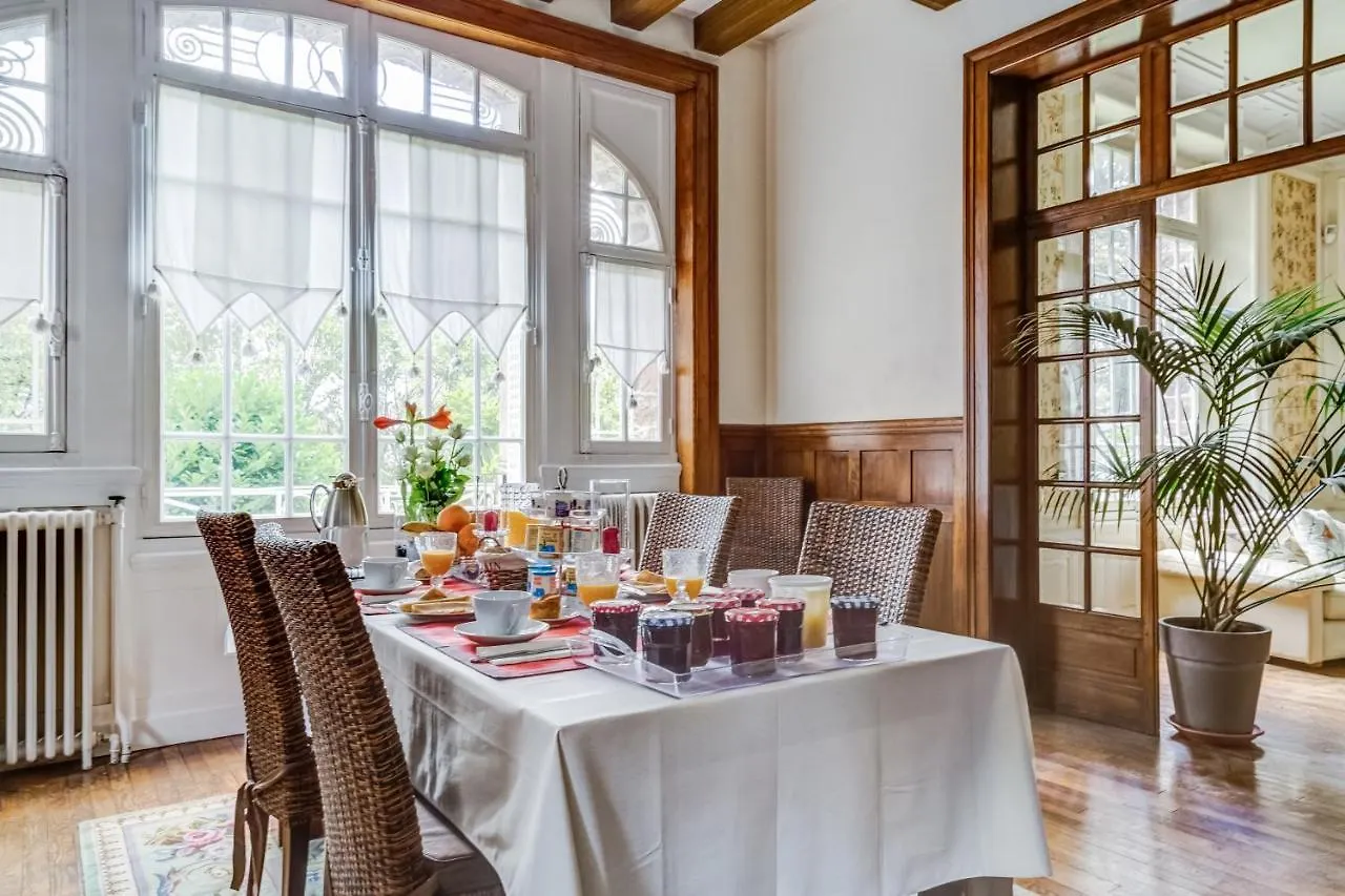 La Maison Rouge Broceliande Montauban-de-Bretagne Bed & Breakfast