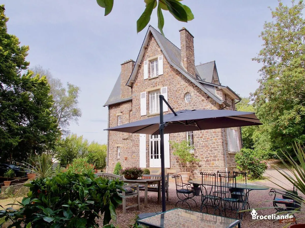 La Maison Rouge Broceliande Montauban-de-Bretagne Fransa